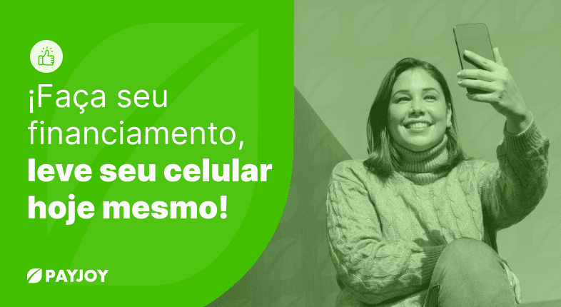 Mulher sorridente em uma feira de frutas segurando um celular amarelo com o texto: 'Adquira um empréstimo para estrear celular hoje!' acompanhado de um ícone de joinha sobre um fundo verde.